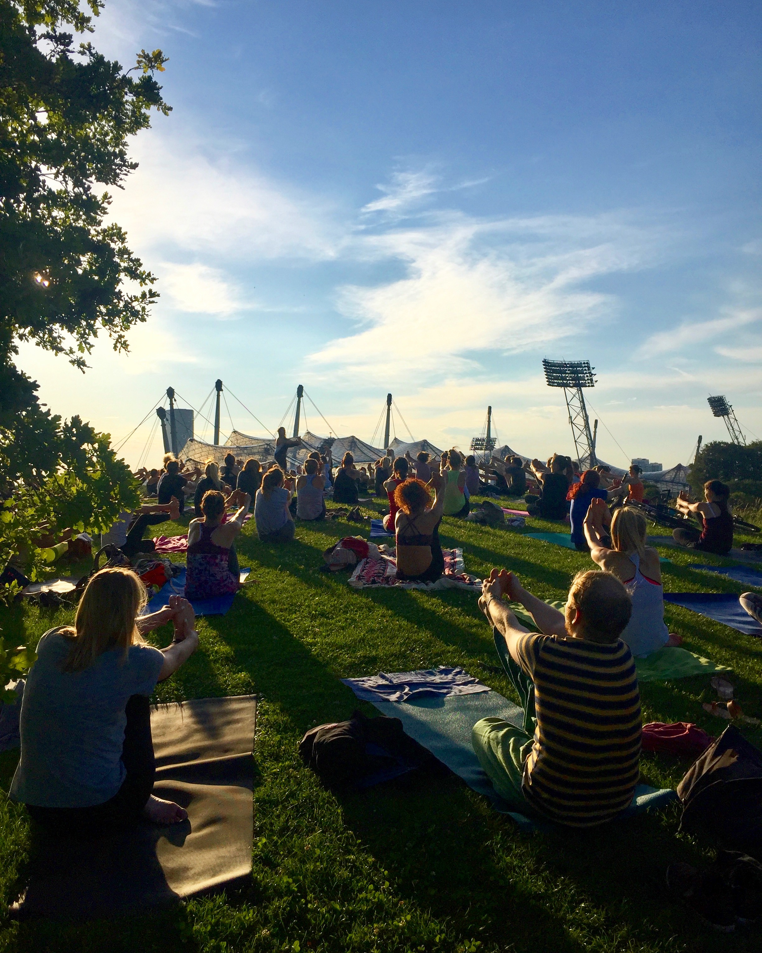 Pop-up Yoga im Olympiapark in München bei Sonnenuntergang